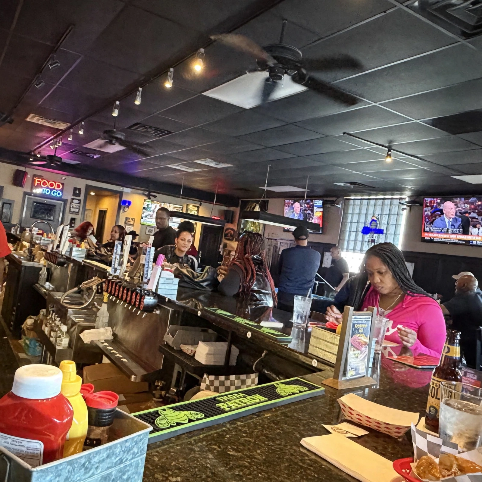 Bar at Wings Vandalia sports bar